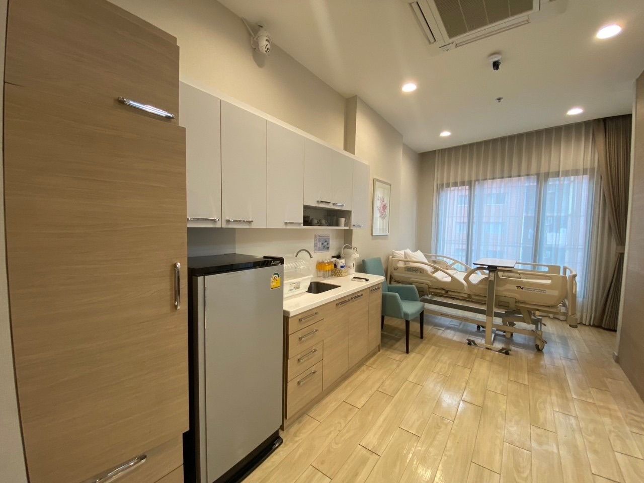 ห้องพักผู้ป่วยหลอดเลือดสมอง พร้อมเตียงไฟฟ้ามาตรฐานโรงพยาบาล