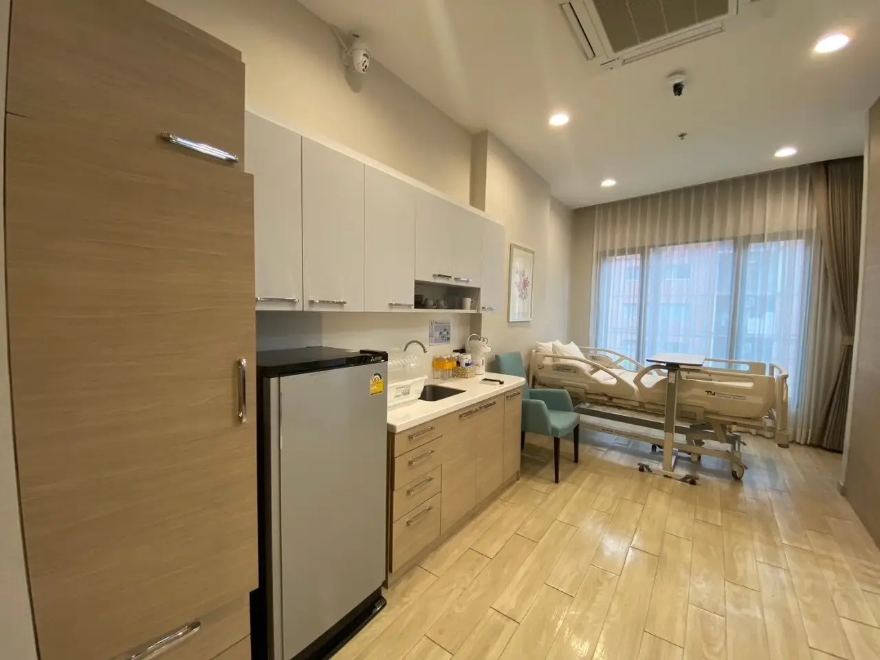 ห้องพักผู้ป่วยหลอดเลือดสมอง พร้อมเตียงไฟฟ้ามาตรฐานโรงพยาบาล